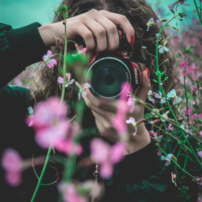 Une femme avec un appareil photo dans les mains